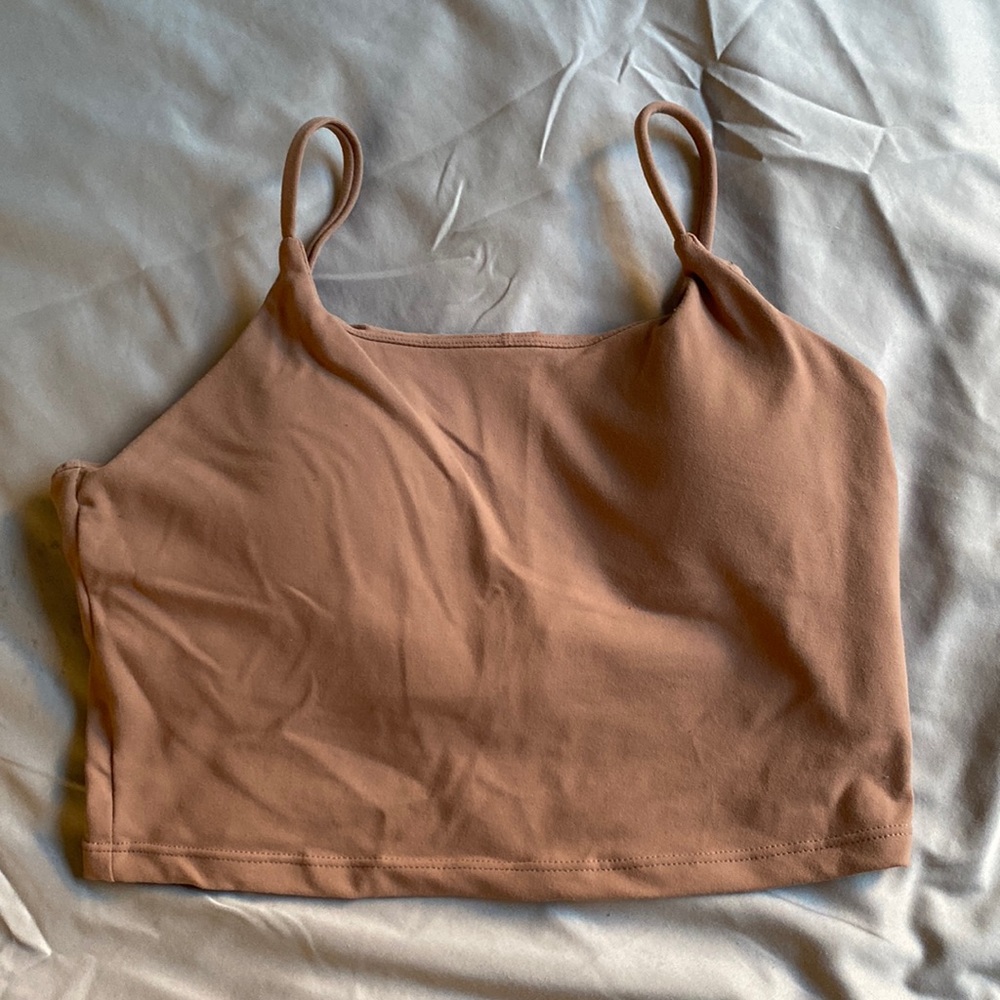 Avía cropped sports tank with padding included!